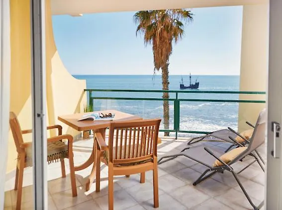 Lovely Apartment With Pool And Sea View location